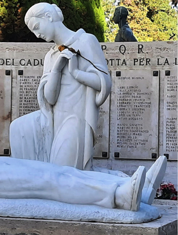 Immagine che contiene aria aperta, memoriale, monumento, tomba

Descrizione generata automaticamente