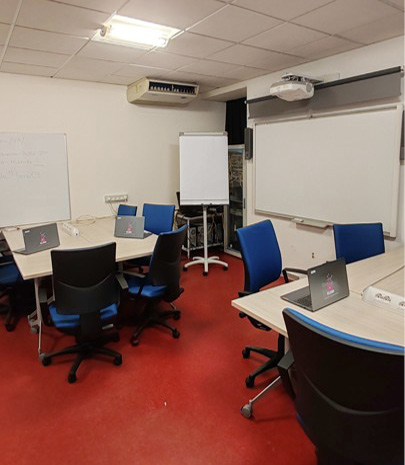 Immagine che contiene interno, Uffici, arredo, muro

Il contenuto generato dall'IA potrebbe non essere corretto.