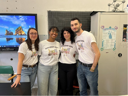 Immagine che contiene vestiti, persona, sorriso, jeans

Il contenuto generato dall'IA potrebbe non essere corretto.