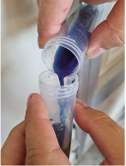 Immagine che contiene persona, spazzolino da denti, dito, tenere
Il contenuto generato dall'IA potrebbe non essere corretto.