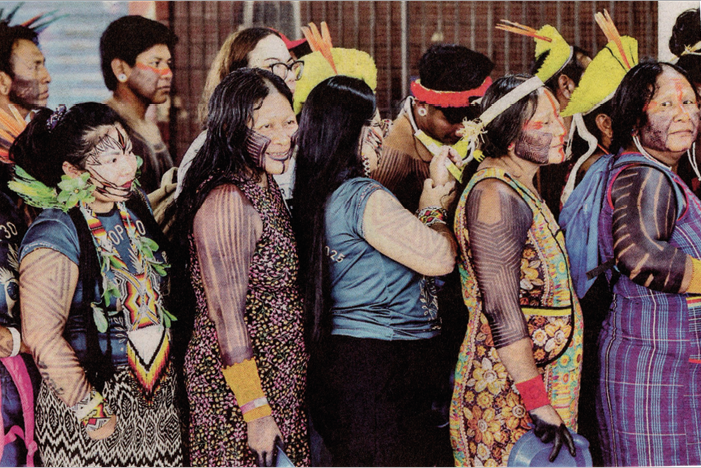 Immagine che contiene vestiti, persona, Viso umano, donna

Il contenuto generato dall'IA potrebbe non essere corretto.