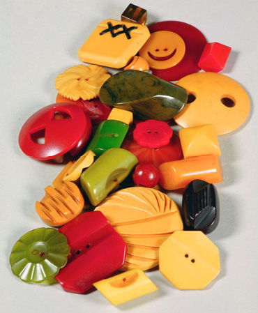 C:\Users\Vincenzo\Desktop\Attività 2025\Bertinoro SCI 2025\Bakelite_Buttons_2007.068_(66948).jpg
