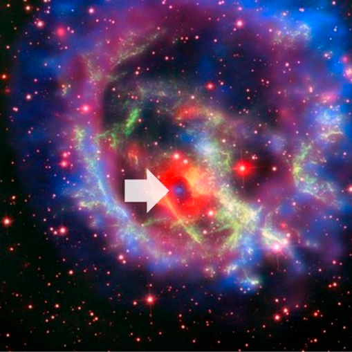 Una nebulosa colorata nello spazio con un'area centrale evidenziata da una freccia bianca.

Descrizione generata da AI