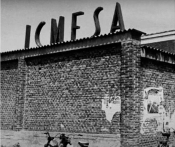 Un edificio in mattoni con un tetto di lamiera e la scritta ICMESA in grandi lettere sulla sommità.

Descrizione generata da AI