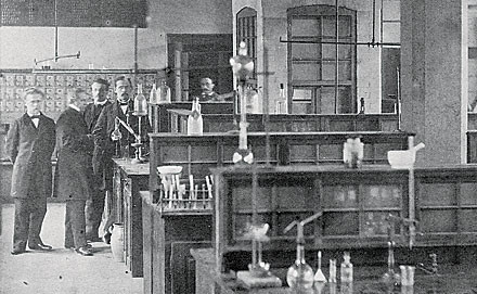 Laboratorio di Karl Weltzien a Karlsruhe a metà dell'Ottocento